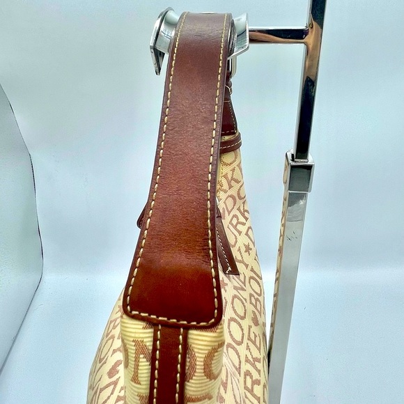 A DOONEY & BOURKE MONOGRAM PURSE OF  COATED COTTON WITH LEATHER ACCENTS. - Picture 6 of 16